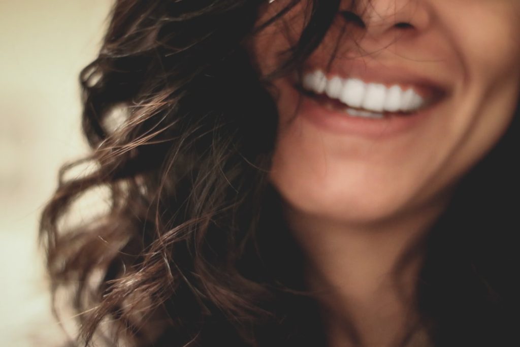 mujer sonriendo